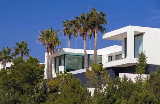 Contemporary villa with panoramic sea views