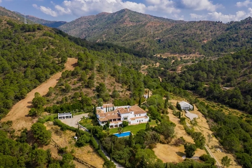 Uniek landgoed in Andalusische stijl met helihaven en hangar te koop in El Velerin, Estepona