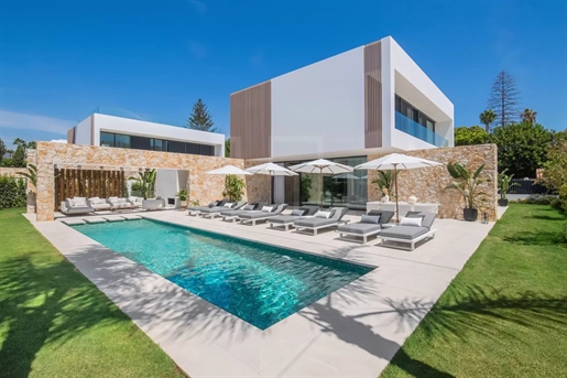 Découvrez une vie moderne et élégante avec cette villa de premier ordre à vendre à Cortijo Blanco, 