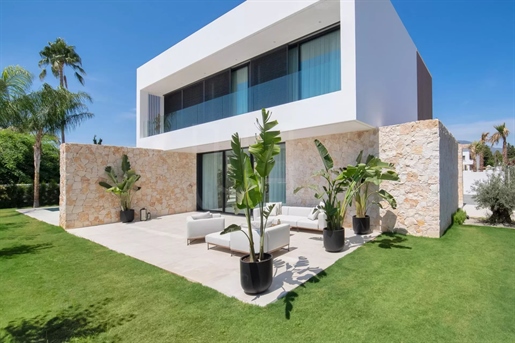Découvrez une vie moderne et élégante avec cette villa de premier ordre à vendre à Cortijo Blanco, 