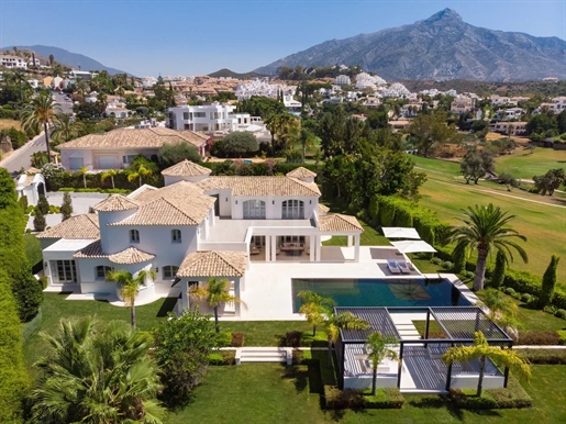 Villa contemporaine de 6 chambres avec vue sur le golf de Los Naranjos à vendre à Nueva Andalucia, 
