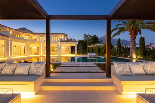 Villa contemporánea de 6 dormitorios con vistas al golf de Los Naranjos en venta en Nueva Andalucía