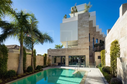 Sleek Duplex Penthouse with Scenic Views for Sale in Grand View, La Quinta, Benahavis