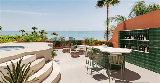Sofisticado ático dúplex con vistas panorámicas al mar en venta en La Morera, Marbella Este