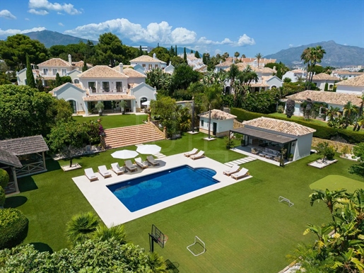 Prachtige mediterrane villa met chique interieur en eersteklas voorzieningen te koop in El Paraiso,
