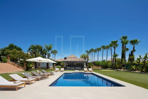 Prachtige mediterrane villa met chique interieur en eersteklas voorzieningen te koop in El Paraiso,