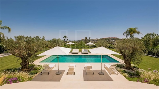Villa moderna en venta diseñada por Miguel Tobal con vistas panorámicas al mar, Nueva Andalucía
