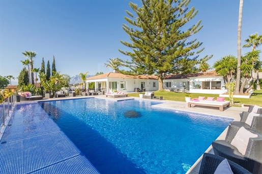 Villa méditerranéenne par excellence avec finitions haut de gamme à vendre à Elviria, Marbella Est
