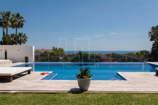 Villa mediterránea por excelencia con acabados de alta gama en venta en Elviria, Marbella Este