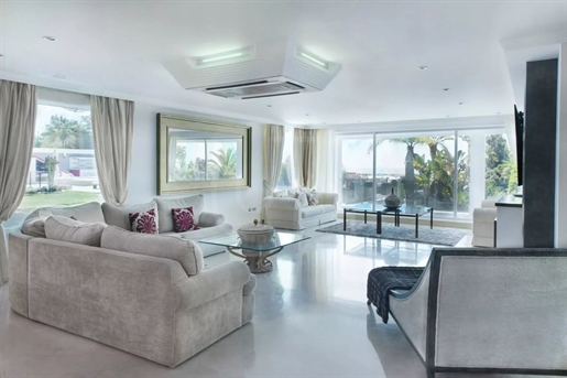 Villa méditerranéenne par excellence avec finitions haut de gamme à vendre à Elviria, Marbella Est