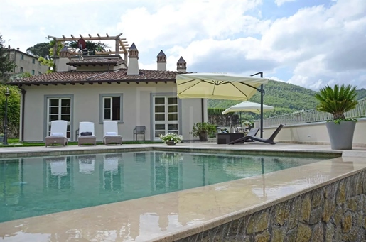Elegante Villa inmitten der grünen toskanischen Landschaft