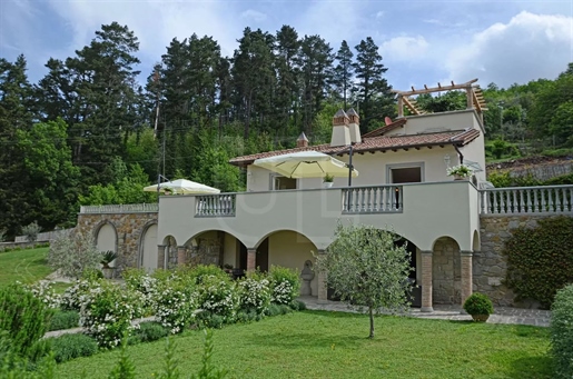 Elegante villa ondergedompeld in het groene Toscaanse platteland