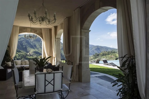 Elegante Villa inmitten der grünen toskanischen Landschaft