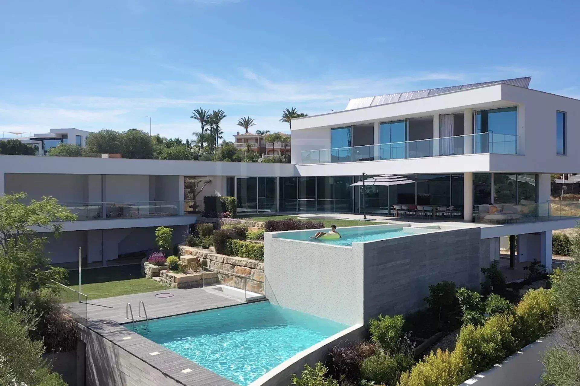 6 Bedrooms - 9 Bathrooms - Private Swimming Pool