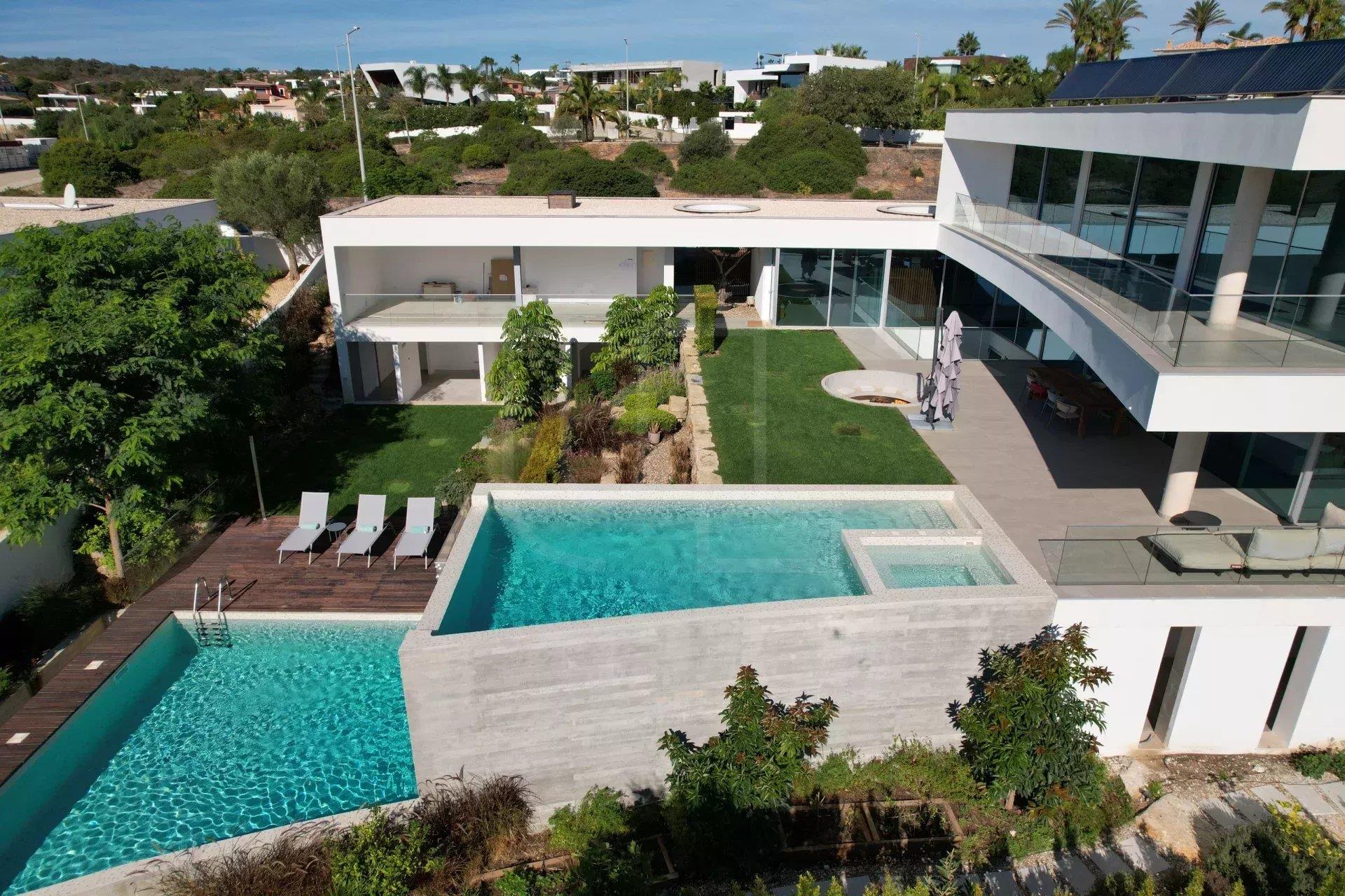 6 Bedrooms - 9 Bathrooms - Private Swimming Pool