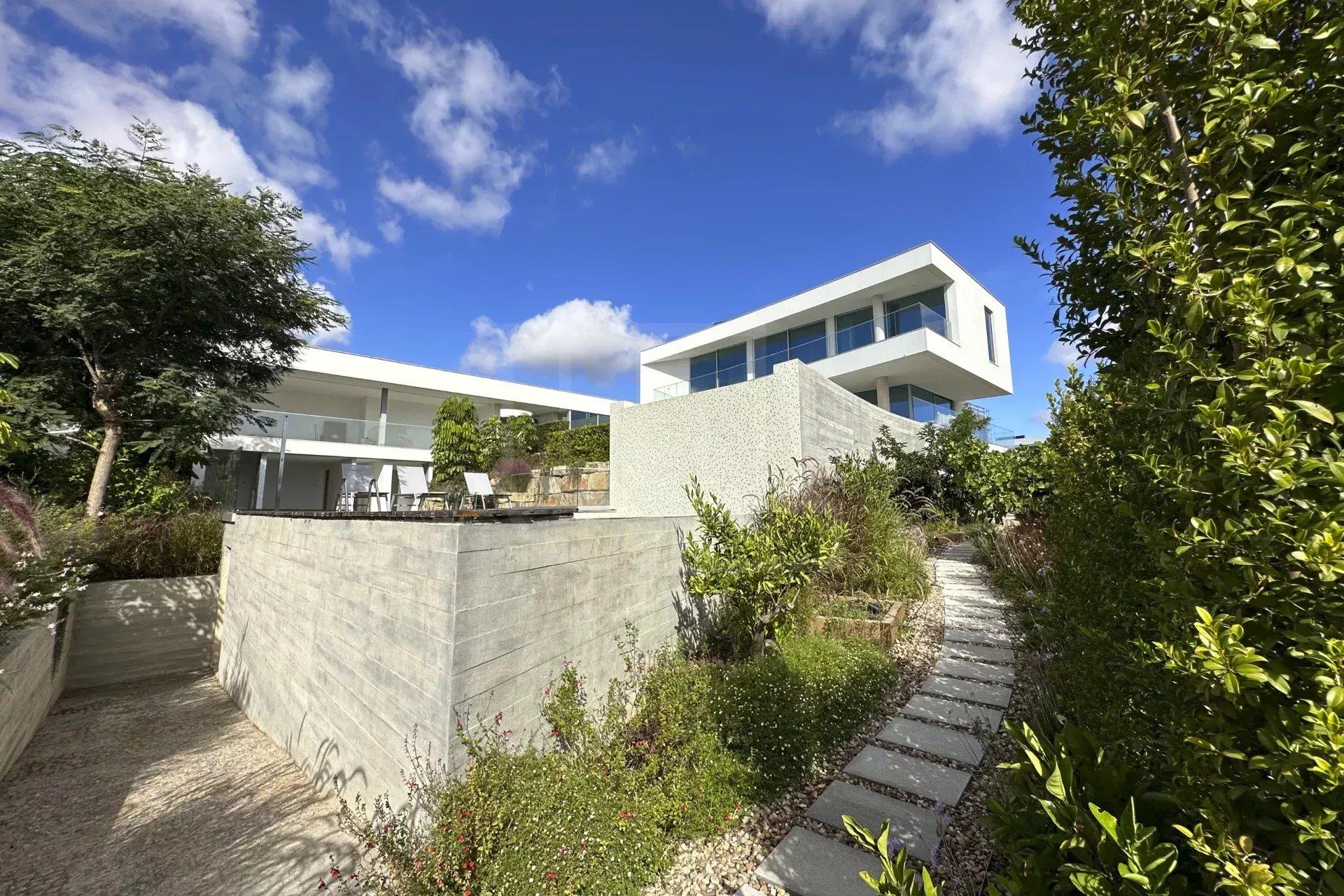 6 Bedrooms - 9 Bathrooms - Private Swimming Pool
