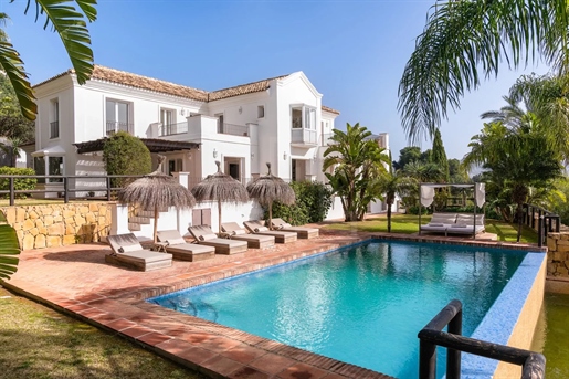 Villa avec piscine à débordement et équipements modernes à vendre à Los Altos de los Monteros, Marb
