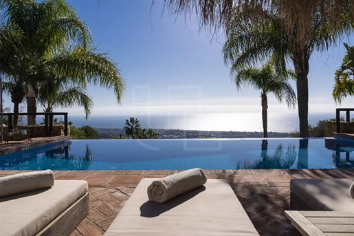 Villa con piscina infinita y comodidades modernas en venta en Los Altos de los Monteros, Marbella E