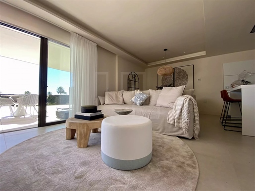 Moderne Erdgeschosswohnung am Strand mit ruhiger Aussicht zum Verkauf in Velaya, Estepona