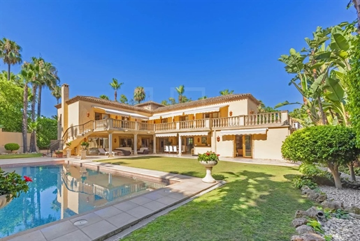 Elegante villa cerca de playas y colegios en venta en Las Brisas, Nueva Andalucía, Marbella
