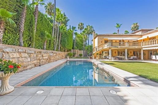 Elegante villa cerca de playas y colegios en venta en Las Brisas, Nueva Andalucía, Marbella