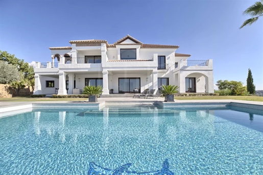 Magnifique et spacieuse villa avec vue imprenable sur la mer à vendre à Los Flamingos Golf Benahavis