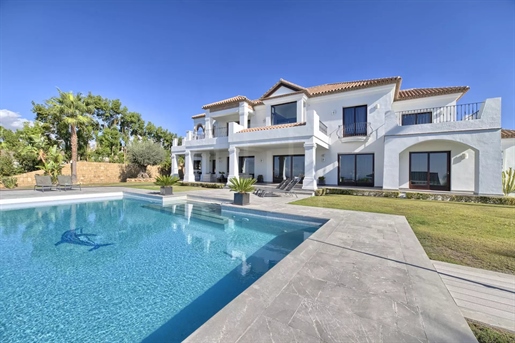 Magnifique et spacieuse villa avec vue imprenable sur la mer à vendre à Los Flamingos Golf Benahavis
