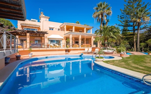 Elegante refugio costero: amplia villa frente al mar en venta en Hacienda Beach, Estepona