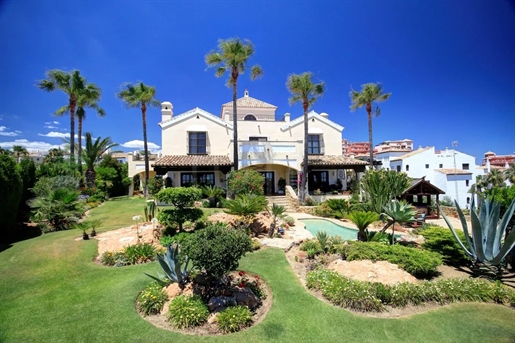 Grande villa à vendre à La Duquesa Golf, avec vue sur le golf en première ligne et vue panoramique 