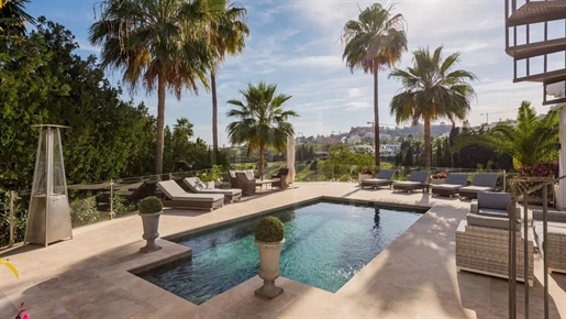 Villa con vistas al golf y piscina climatizada en venta en Supermanzana H, Nueva Andalucia, Marbella