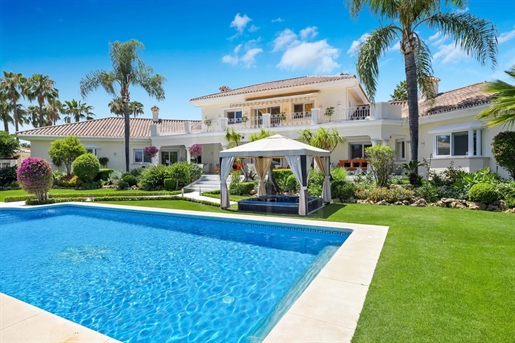 Luxueuse villa d’inspiration andalouse à vendre à La Cerquilla, Nueva Andalucia, Marbella
