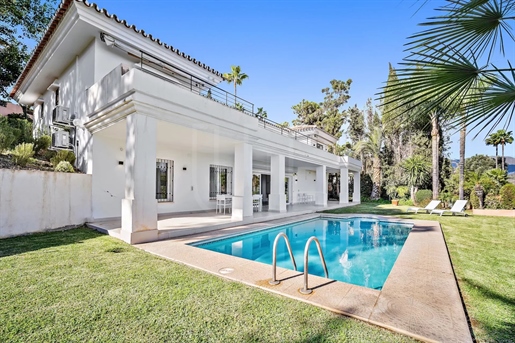 Villa recientemente reformada con vistas al campo de golf de Río Real en venta en Marbella Este
