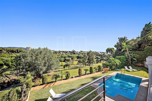 Villa recientemente reformada con vistas al campo de golf de Río Real en venta en Marbella Este