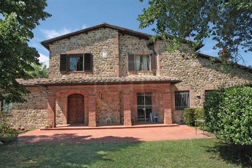 Wunderschönes Anwesen mit Weinbergen in Montalcino.