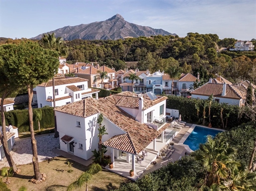 Elegante und luxuriöse Villa zum Verkauf in Marbella Country Club, Nueva Andalucia, Marbella