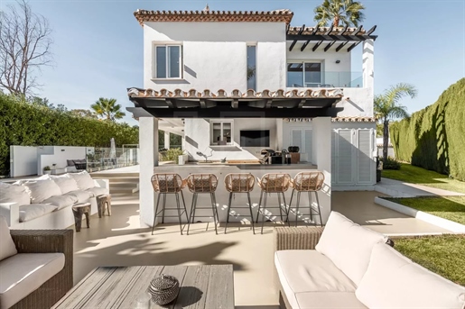 Elegante y lujosa villa en venta en Marbella Country Club, Nueva Andalucía, Marbella