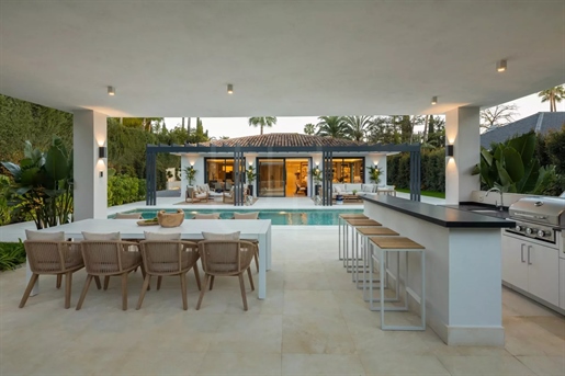 Designer-Villa mit üppigen Gärten zum Verkauf in Las Brisas, Nueva Andalucia, Marbella