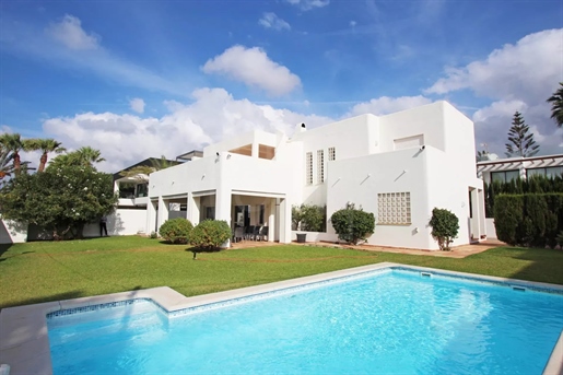 Inversión inmobiliaria de primer nivel: espaciosa villa junto a la playa en venta en Marbesa, Marbe