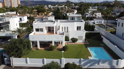 Inversión inmobiliaria de primer nivel: espaciosa villa junto a la playa en venta en Marbesa, Marbe