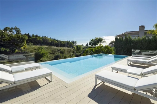 Luxurious Modern Villa with Prime Amenities for Sale in Haza del Conde, Nueva Andalucia, Marbella