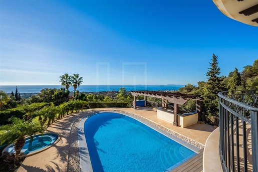 Elégante Villa Offrant un Luxe Inégalé à Vendre à Los Altos de los Monteros, Marbella Est