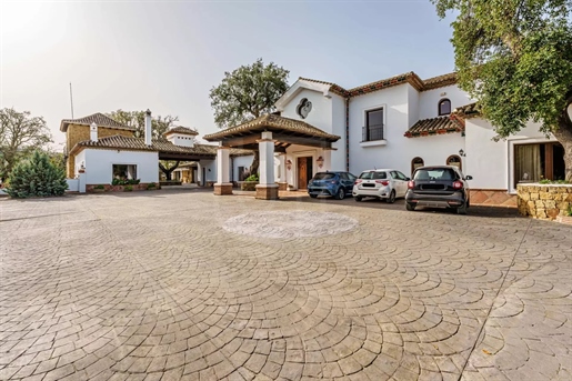 Finca rústica con vistas pintorescas y extensos terrenos en venta en La Mairena, Marbella Este