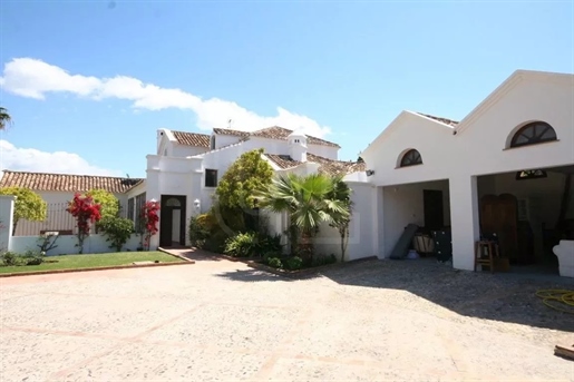 Preciosa Villa en venta, diseñada por Cesar Leiva en la zona de Guadalmina baja.