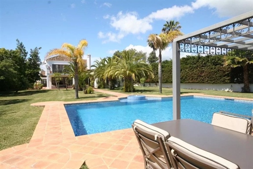 Belle villa à vendre, conçue par Cesar Leiva dans la région de Guadalmina baja.