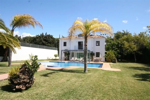 Belle villa à vendre, conçue par Cesar Leiva dans la région de Guadalmina baja.
