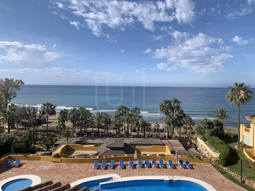 Vida costera de lujo: Ático dúplex de primera calidad en venta en Río Real Playa, Marbella Este