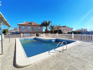 Spacious 5 bedroom house with games room and pool in las Kalendas Fortuna