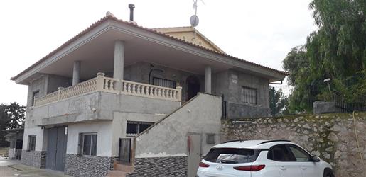 Großzügiges Haus mit 3 Schlafzimmern und Pool in La Matanza