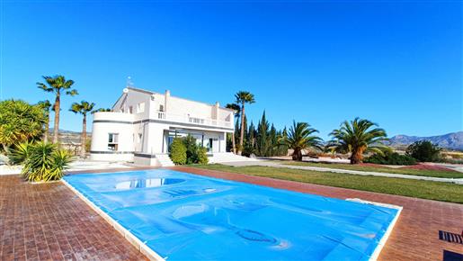 Exclusieve luxe villa in Novelda met adembenemend uitzicht