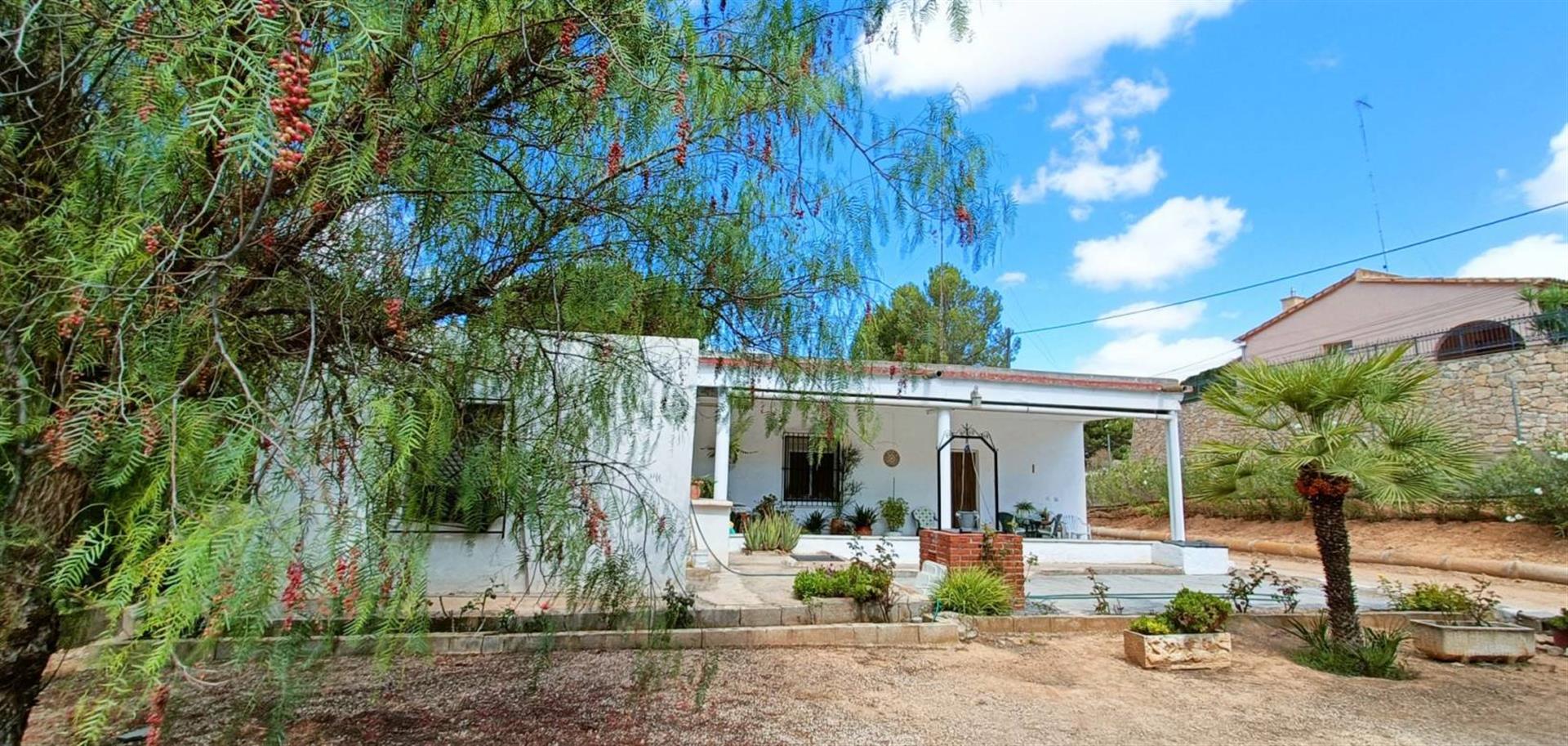 Encantadora Villa en Hondón de las Nieves con Piscina y Pinar